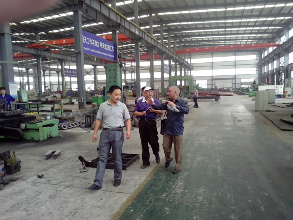 巴基斯坦客戶來(lái)我司考察立式加工中心