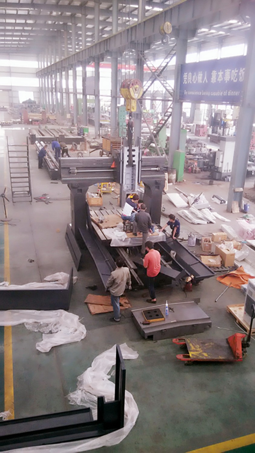 車間裝配的3米數(shù)控龍門銑床已見(jiàn)雛形